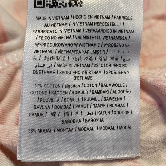 Women’s Guess scooped neck top. - Picture 4 of 4